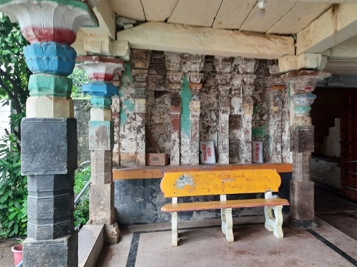 Sri_20Srungara_20Vallabha_20Swamy_20Temple_20Tirupati_20East_20Godavari__20_2811_29.jpg 11