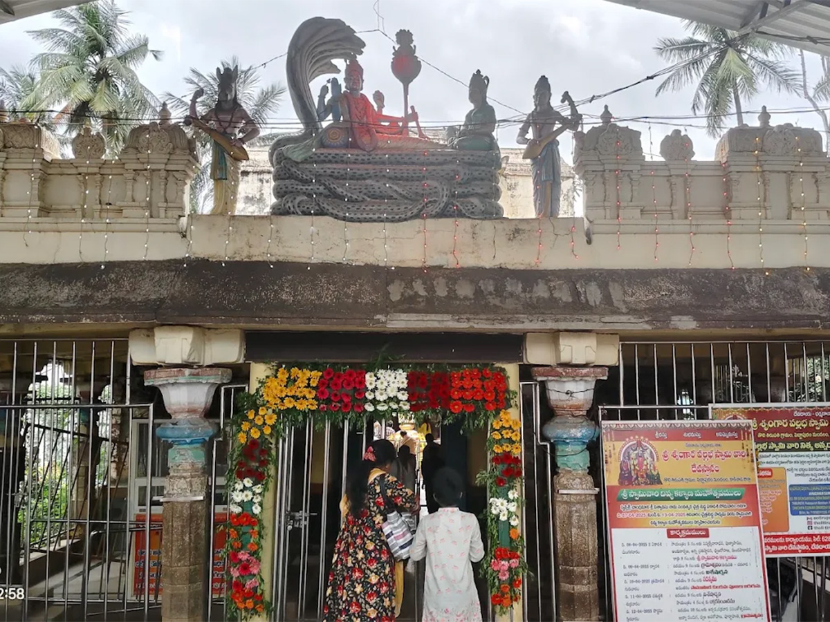 Sri_20Srungara_20Vallabha_20Swamy_20Temple_20Tirupati_20East_20Godavari__20_2814_29.jpg 14
