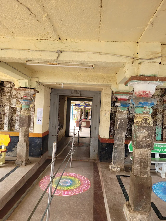Sri_20Srungara_20Vallabha_20Swamy_20Temple_20Tirupati_20East_20Godavari__20_283_29.jpg 3