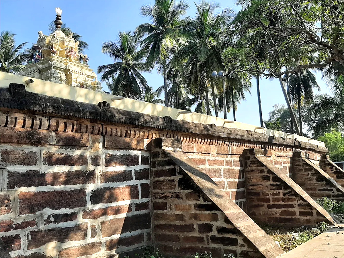 Sri_20Srungara_20Vallabha_20Swamy_20Temple_20Tirupati_20East_20Godavari__20_285_29.jpg 5