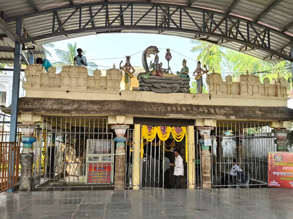 Sri_20Srungara_20Vallabha_20Swamy_20Temple_20Tirupati_20East_20Godavari__20_289_29.jpg 9