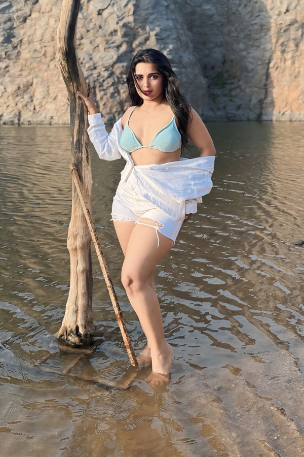 TV_20Actors_20Priyanka_20Jain_20And_20Shiva_20Kumar_20enjoying_20vacation_20in_20Beach_20Photos_20_2810_29.jpg 11