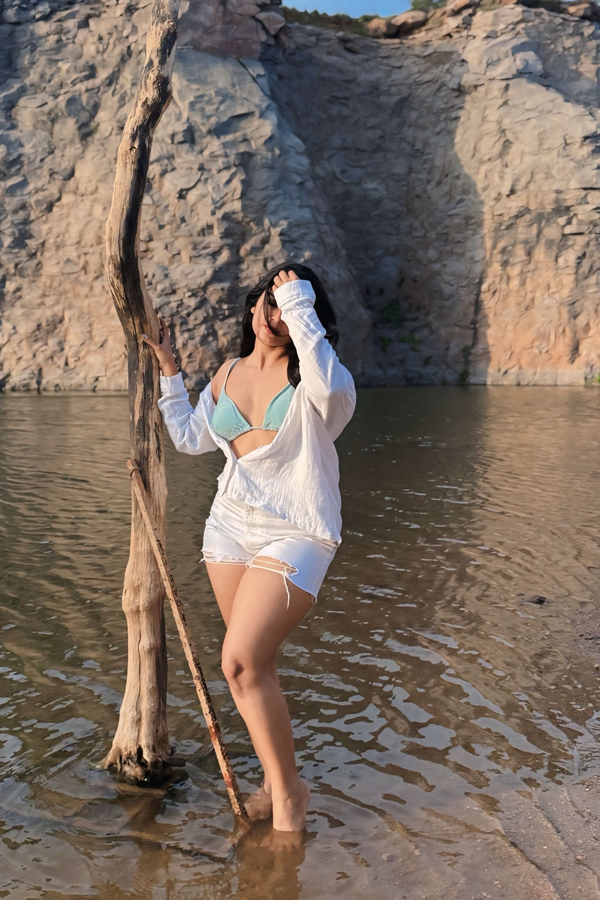 TV_20Actors_20Priyanka_20Jain_20And_20Shiva_20Kumar_20enjoying_20vacation_20in_20Beach_20Photos_20_2811_29.jpg 12