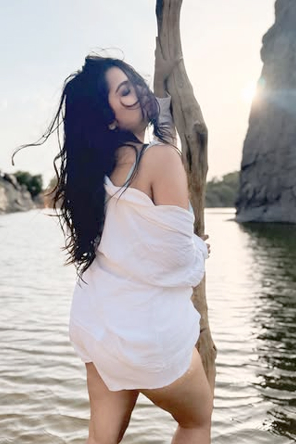 TV_20Actors_20Priyanka_20Jain_20And_20Shiva_20Kumar_20enjoying_20vacation_20in_20Beach_20Photos_20_282_29.jpg 3