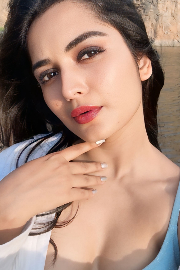 TV_20Actors_20Priyanka_20Jain_20And_20Shiva_20Kumar_20enjoying_20vacation_20in_20Beach_20Photos_20_287_29.jpg 8