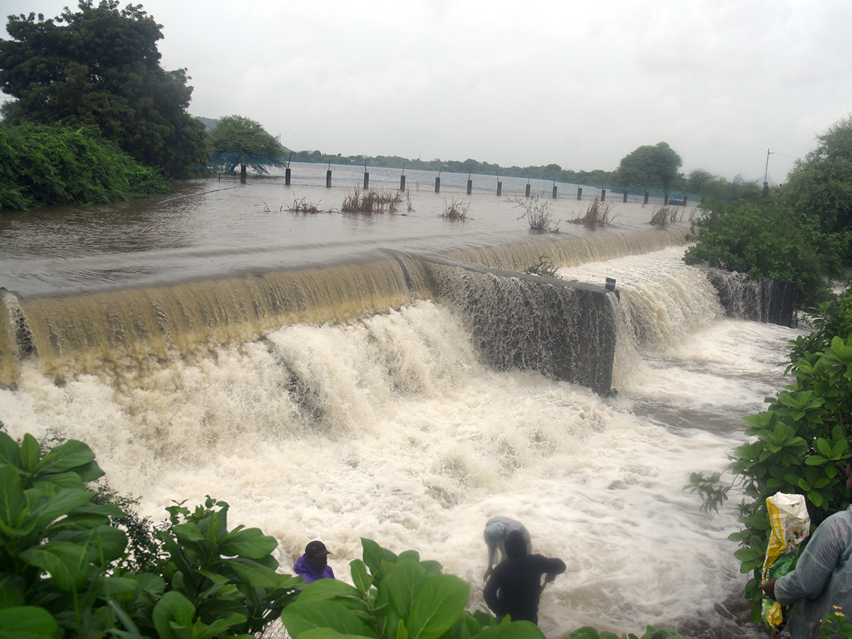 heavy_20rains_20in_20telangana__20_283_29.jpg 3