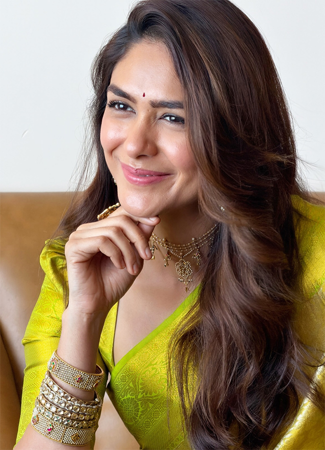 Actress_20Mrunal_20Thakur_20Birthday_20Special_20Photos__20_2811_29.jpg 11
