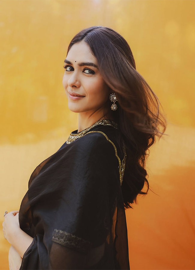 Actress_20Mrunal_20Thakur_20Birthday_20Special_20Photos__20_2813_29.jpg 13