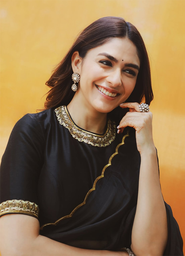 Actress_20Mrunal_20Thakur_20Birthday_20Special_20Photos__20_2814_29.jpg 14