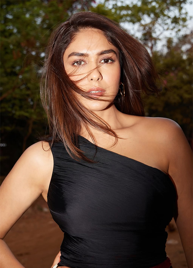 Actress_20Mrunal_20Thakur_20Birthday_20Special_20Photos__20_2815_29.jpg 15