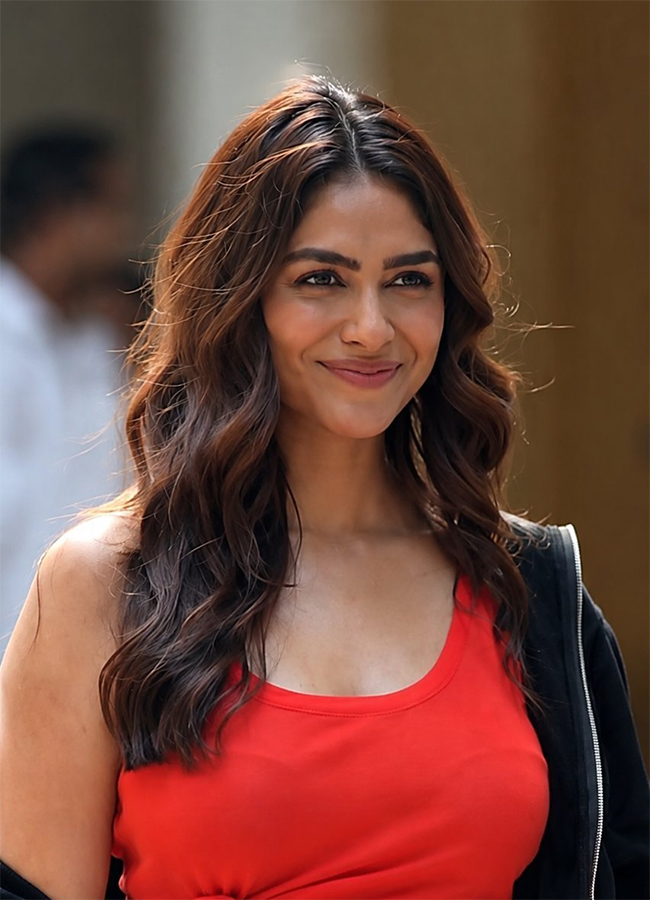 Actress_20Mrunal_20Thakur_20Birthday_20Special_20Photos__20_2821_29.jpg 21