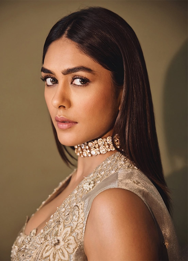 Actress_20Mrunal_20Thakur_20Birthday_20Special_20Photos__20_284_29.jpg 4