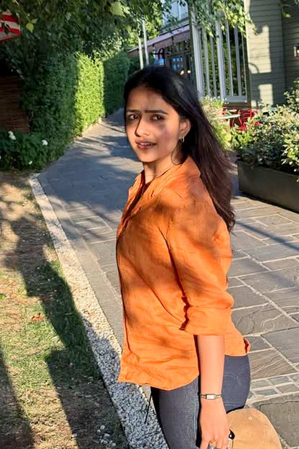 Actress_20Vaishnavi_20Chaitanya_20Enjoing_20In_20vacation_20Photos_20_284_29.jpg 5