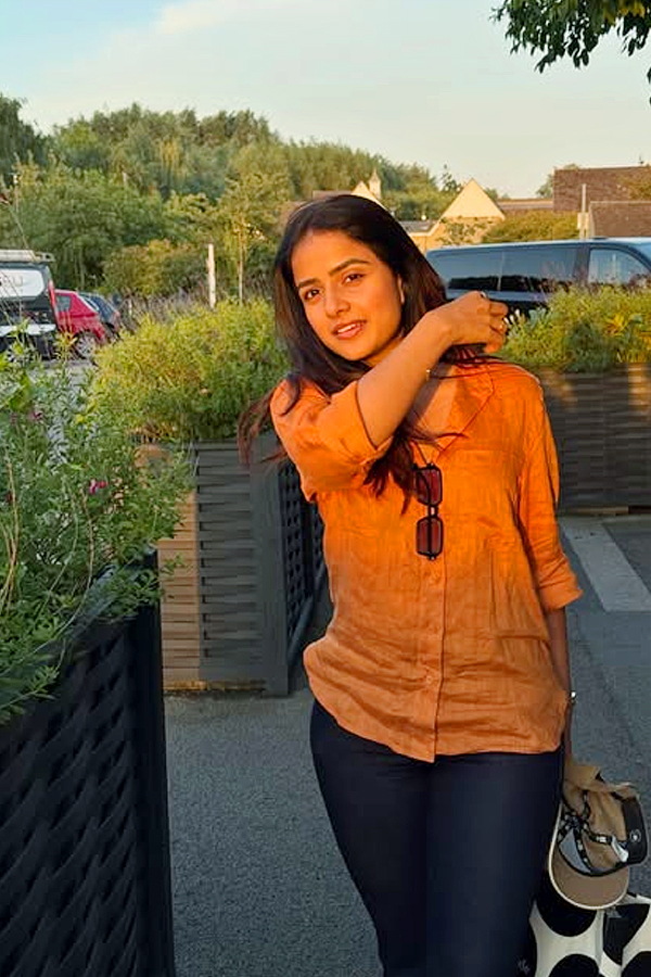 Actress_20Vaishnavi_20Chaitanya_20Enjoing_20In_20vacation_20Photos_20_289_29.jpg 10