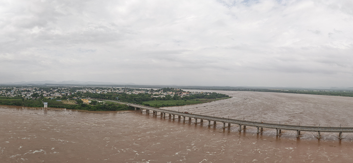Godavari_20in_20Spate_20First_20Danger_20Warning_20Issued_20at_20Bhadrachalam__20_2810_29.jpg 10