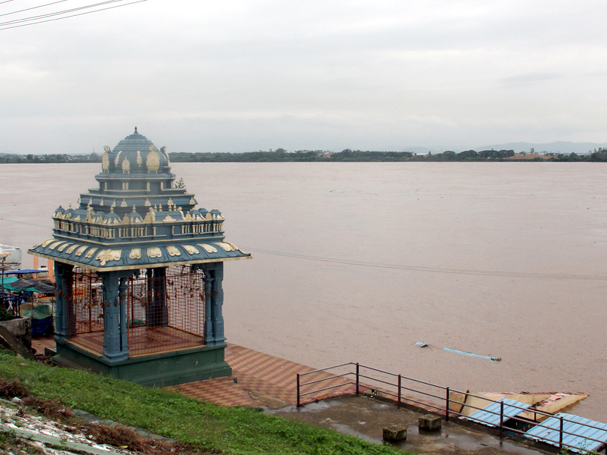Godavari_20in_20Spate_20First_20Danger_20Warning_20Issued_20at_20Bhadrachalam__20_2811_29.jpg 11