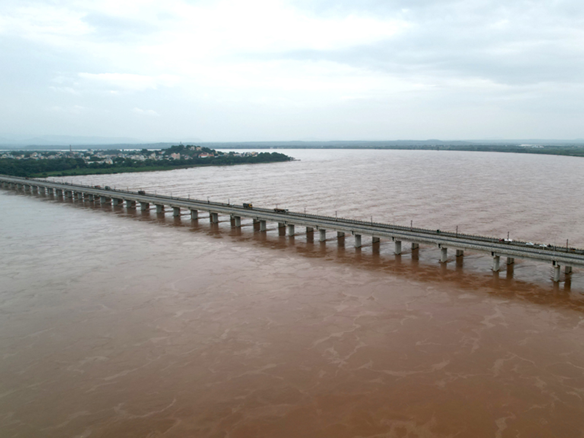 Godavari_20in_20Spate_20First_20Danger_20Warning_20Issued_20at_20Bhadrachalam__20_282_29.jpg 2