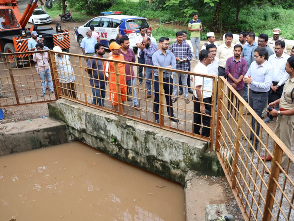 Godavari_20in_20Spate_20First_20Danger_20Warning_20Issued_20at_20Bhadrachalam__20_283_29.jpg 3