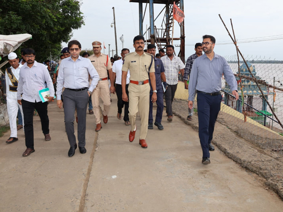 Godavari_20in_20Spate_20First_20Danger_20Warning_20Issued_20at_20Bhadrachalam__20_284_29.jpg 4
