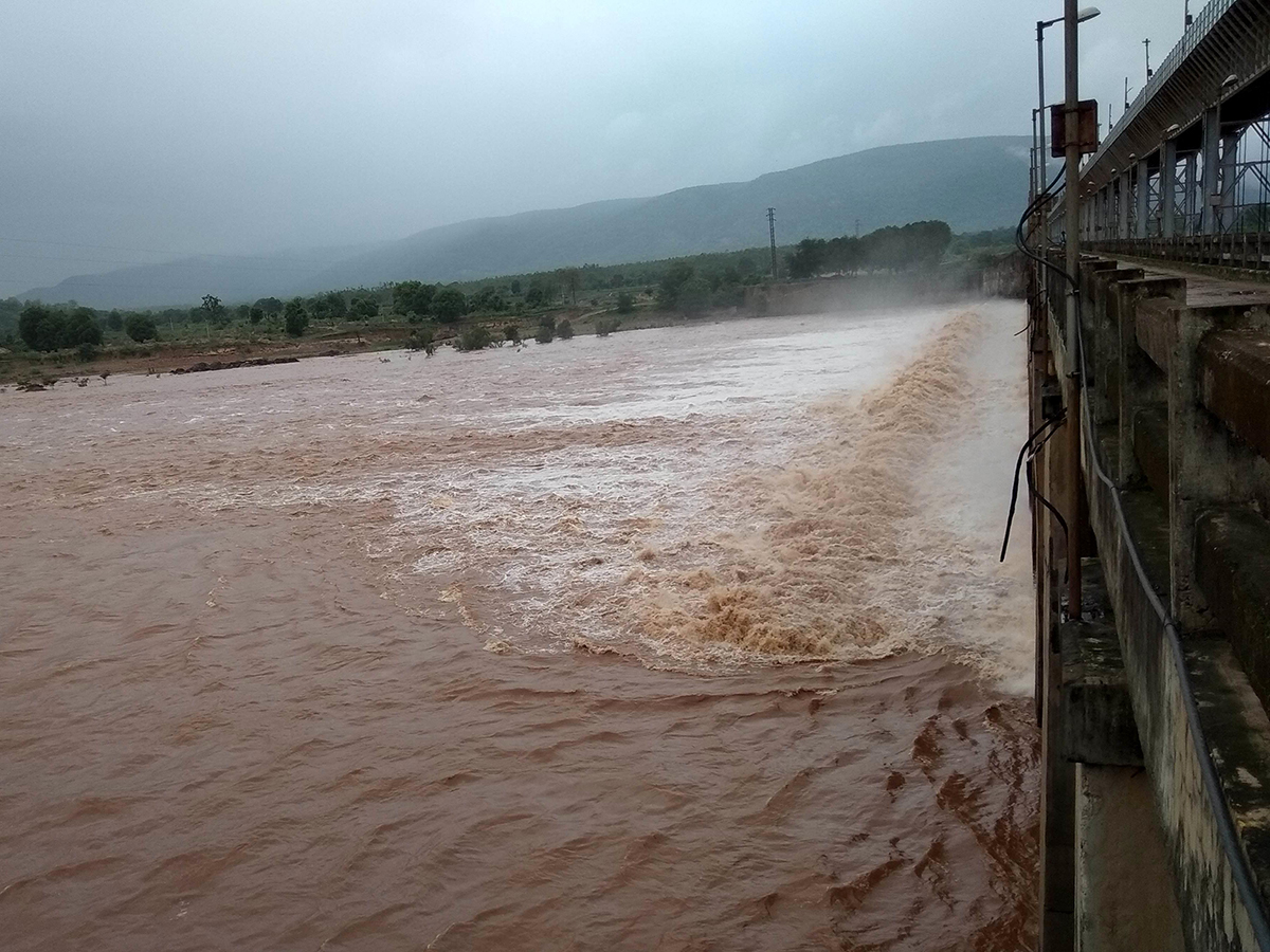 Godavari_20in_20Spate_20First_20Danger_20Warning_20Issued_20at_20Bhadrachalam__20_285_29.jpg 5
