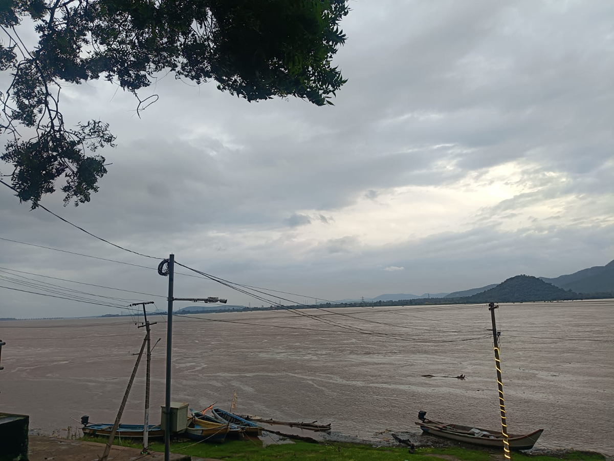 Godavari_20in_20Spate_20First_20Danger_20Warning_20Issued_20at_20Bhadrachalam__20_286_29.jpg 6