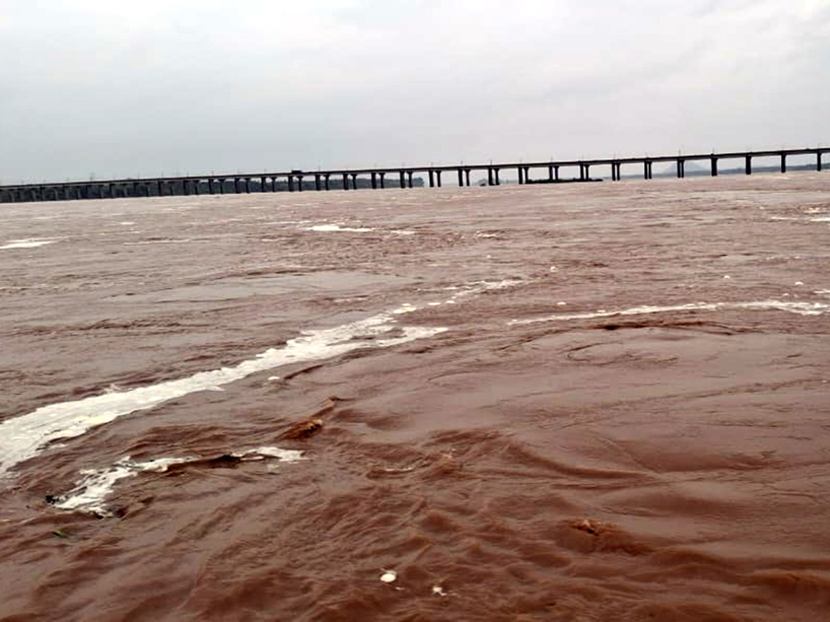 Godavari_20in_20Spate_20First_20Danger_20Warning_20Issued_20at_20Bhadrachalam__20_287_29.jpg 7