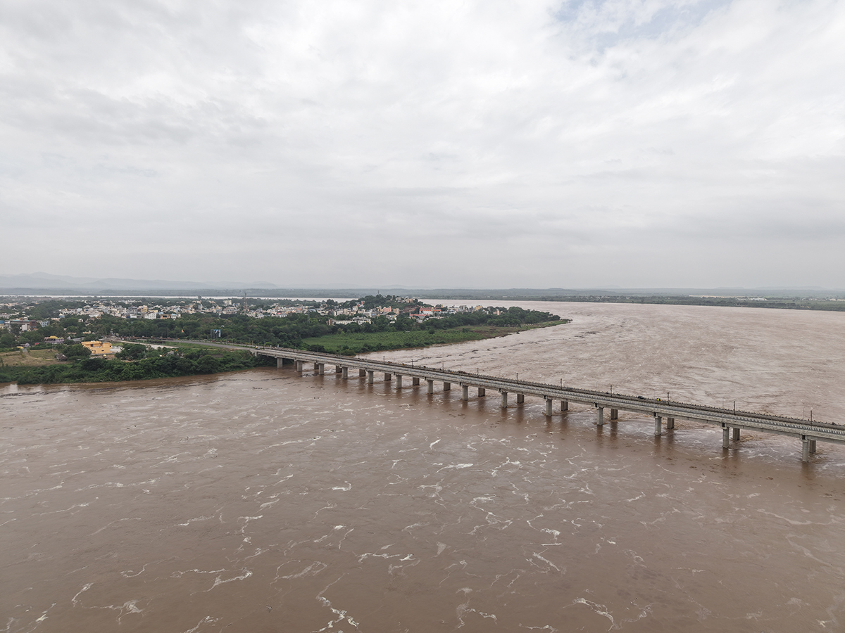 Godavari_20in_20Spate_20First_20Danger_20Warning_20Issued_20at_20Bhadrachalam__20_288_29.jpg 8