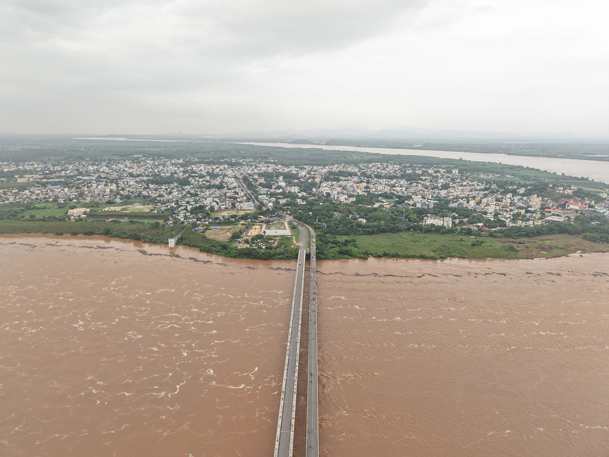 Godavari_20in_20Spate_20First_20Danger_20Warning_20Issued_20at_20Bhadrachalam__20_289_29.jpg 9