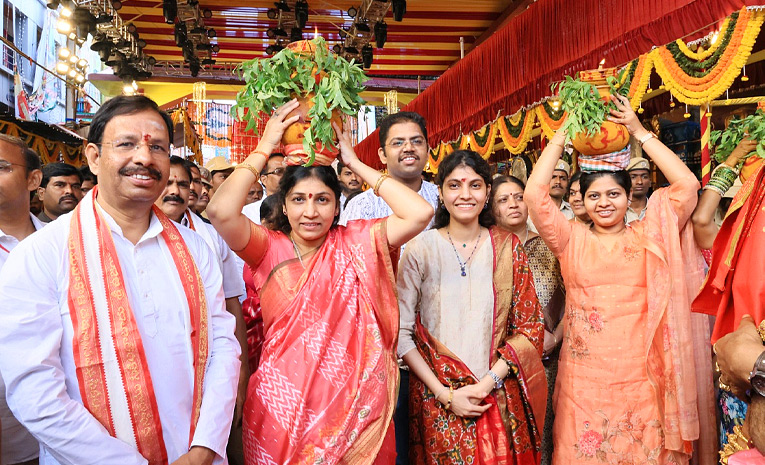 Cp-Sajjanar-Visited-Ujjaini-Mahankali-Temple.jpg
