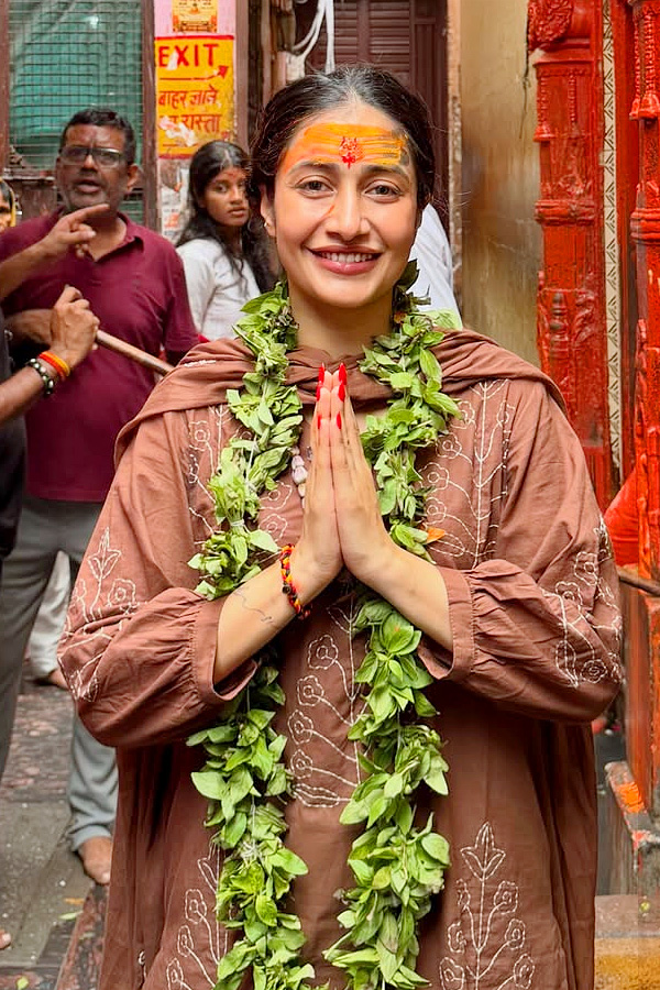 Dhanashree_20Verma_20visits_20temple_20Photos_20_2810_29.jpg 11