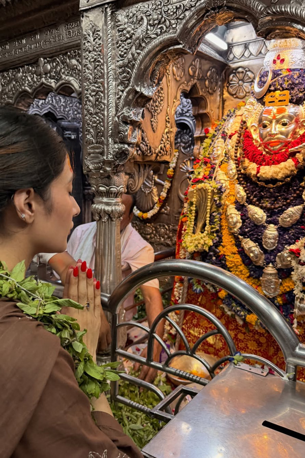 Dhanashree_20Verma_20visits_20temple_20Photos_20_282_29.jpg 3