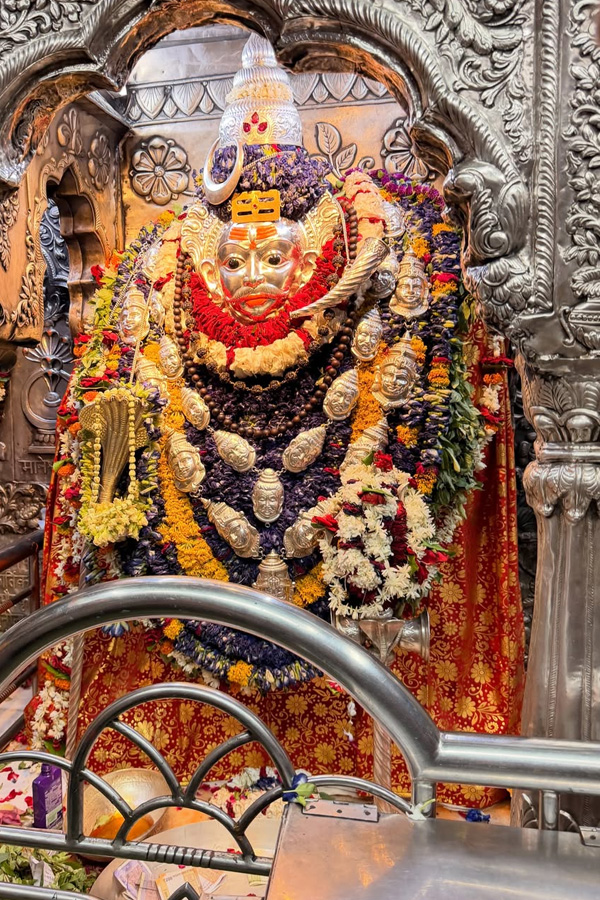 Dhanashree_20Verma_20visits_20temple_20Photos_20_289_29.jpg 10
