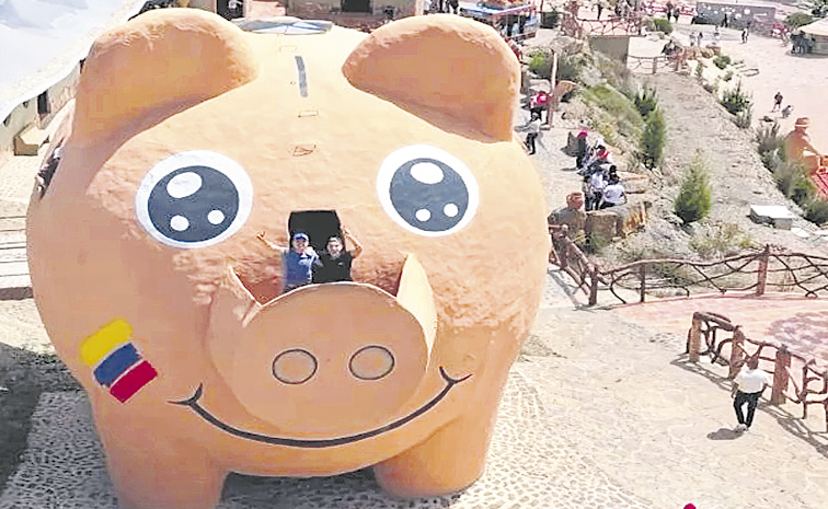 Largest-Piggy-Bank.jpg
