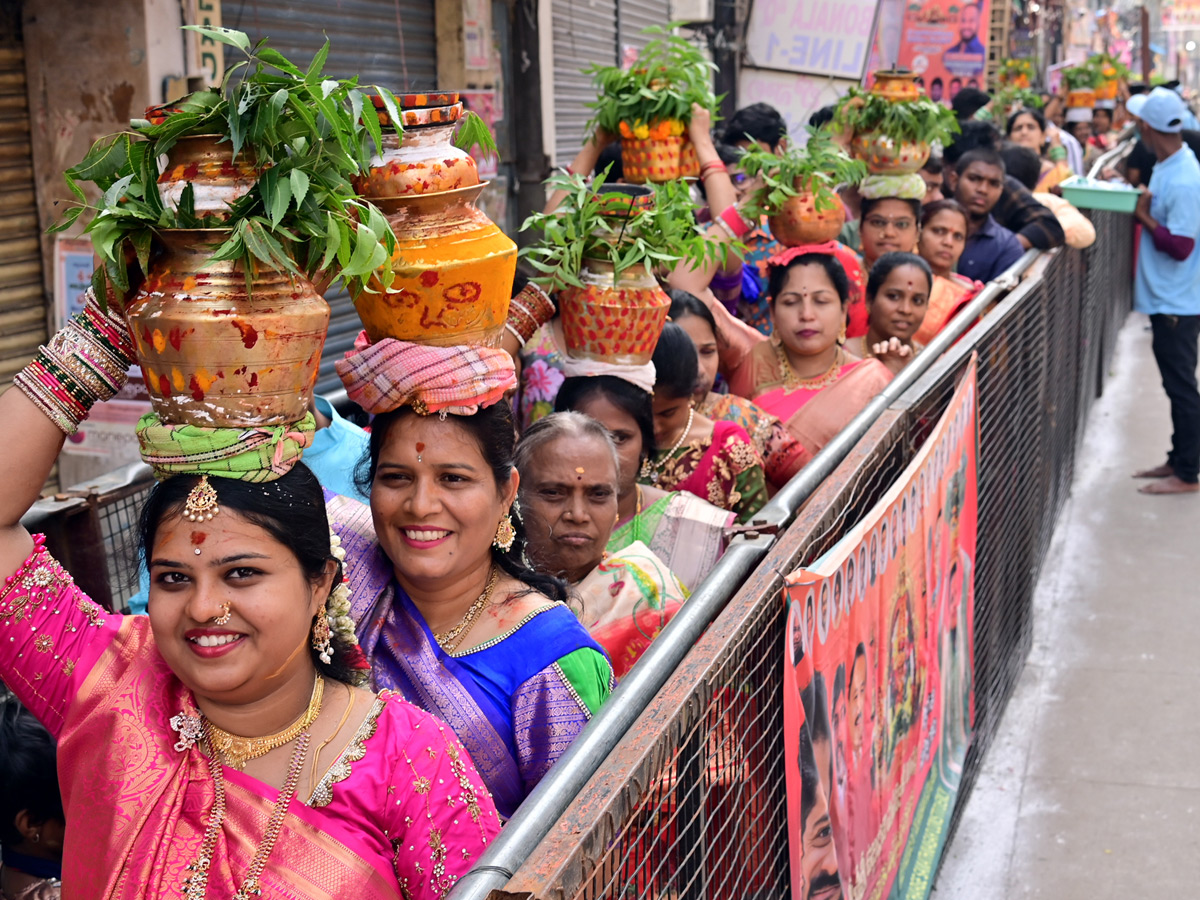Secunderabad_20Ujjaini_20Mahankali_20Bonalu_20Photos_20_2812_29.jpg 11