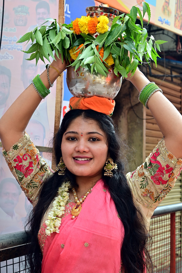 Secunderabad_20Ujjaini_20Mahankali_20Bonalu_20Photos_20_2813_29.jpg 38