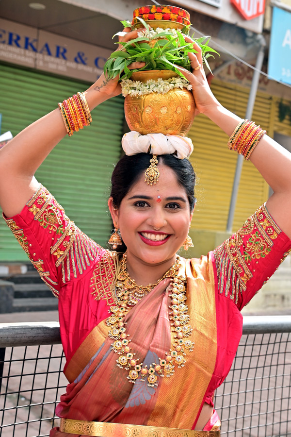 Secunderabad_20Ujjaini_20Mahankali_20Bonalu_20Photos_20_2814_29.jpg 39