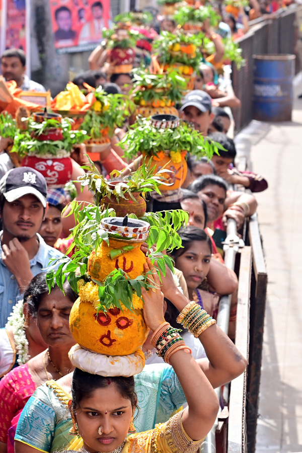 Secunderabad_20Ujjaini_20Mahankali_20Bonalu_20Photos_20_2815_29.jpg 40