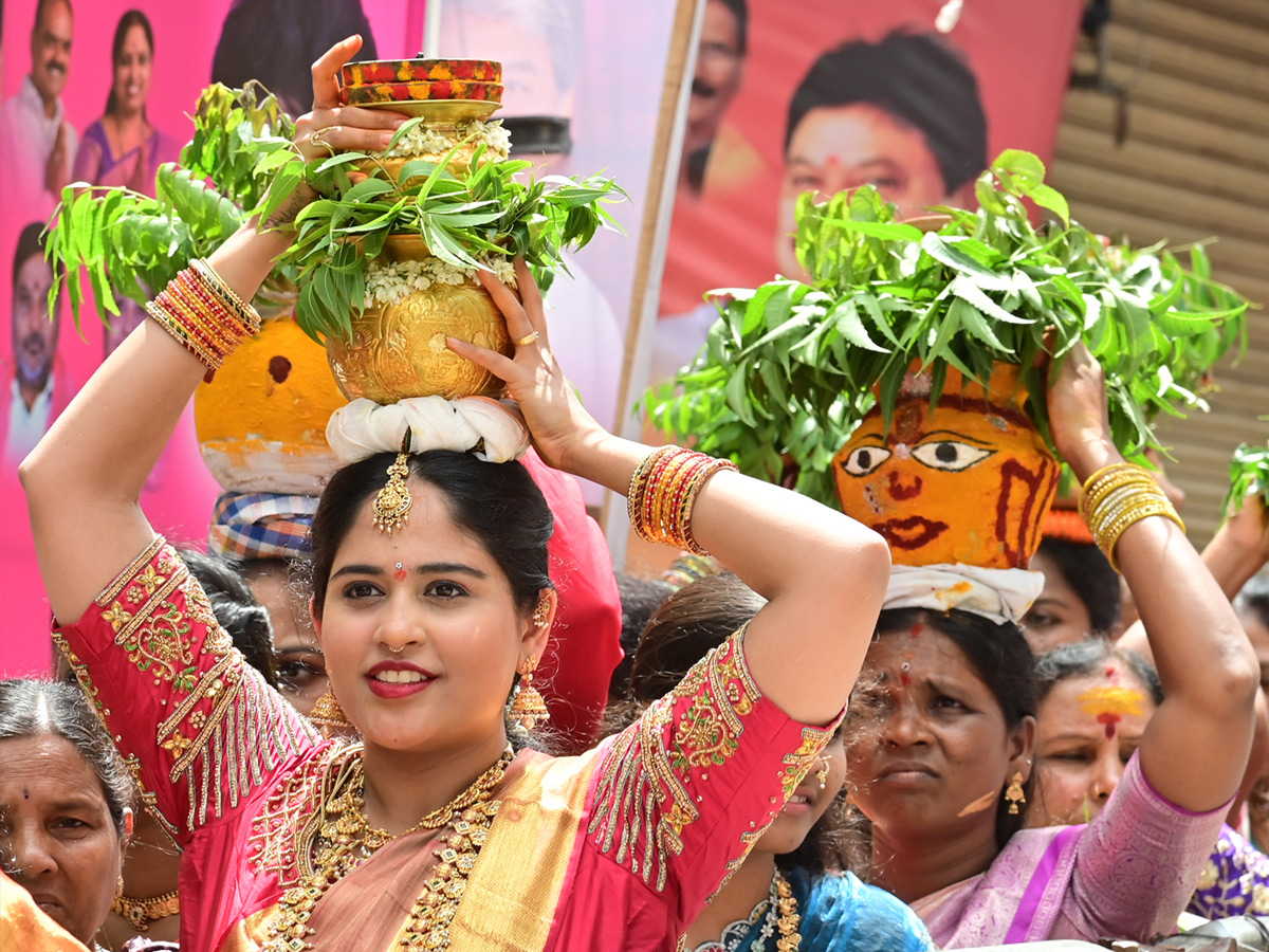 Secunderabad_20Ujjaini_20Mahankali_20Bonalu_20Photos_20_2817_29.jpg 12