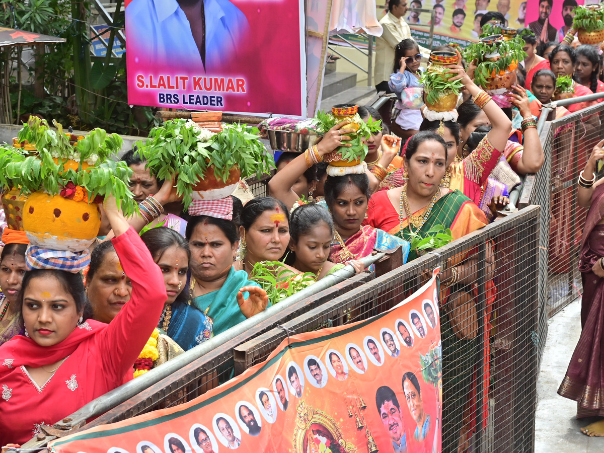 Secunderabad_20Ujjaini_20Mahankali_20Bonalu_20Photos_20_2818_29.jpg 13