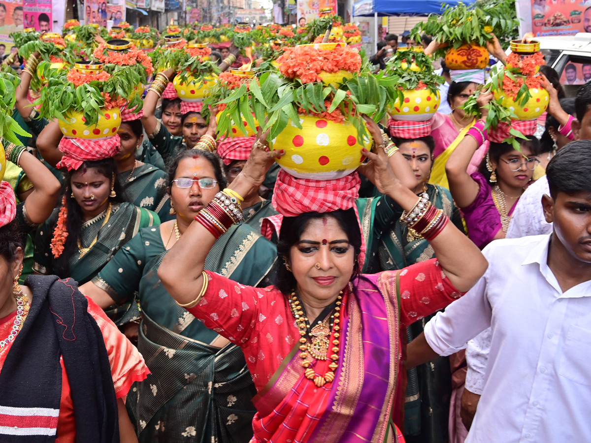 Secunderabad_20Ujjaini_20Mahankali_20Bonalu_20Photos_20_2819_29.jpg 14