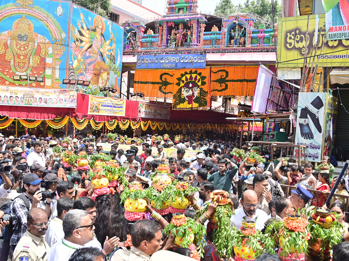 Secunderabad_20Ujjaini_20Mahankali_20Bonalu_20Photos_20_2821_29.jpg 16