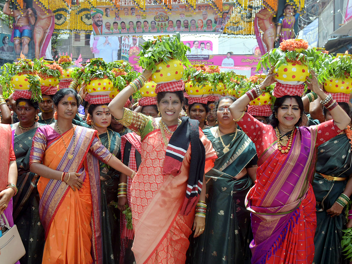Secunderabad_20Ujjaini_20Mahankali_20Bonalu_20Photos_20_2830_29.jpg 24