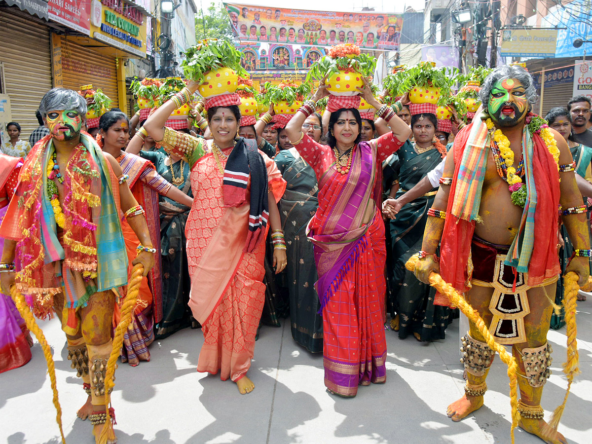 Secunderabad_20Ujjaini_20Mahankali_20Bonalu_20Photos_20_2831_29.jpg 25