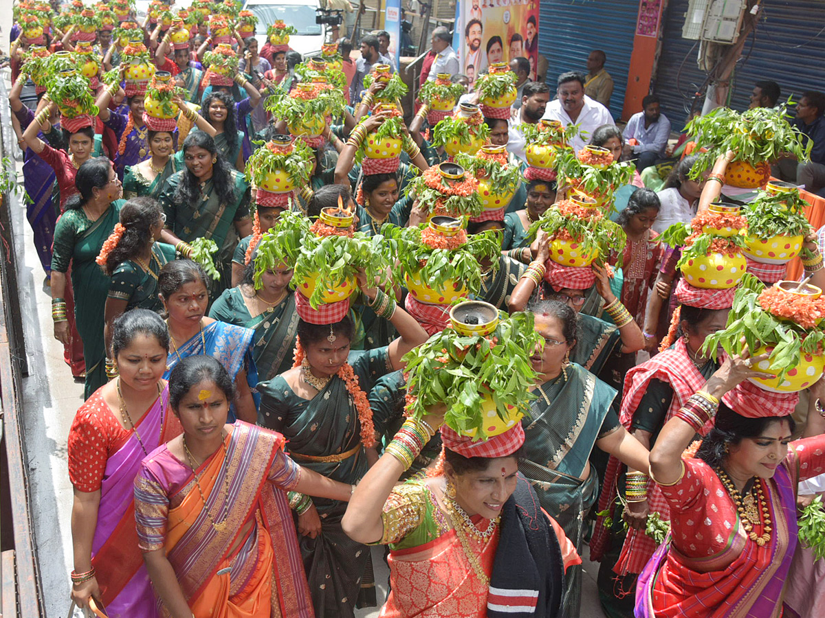 Secunderabad_20Ujjaini_20Mahankali_20Bonalu_20Photos_20_2832_29.jpg 26