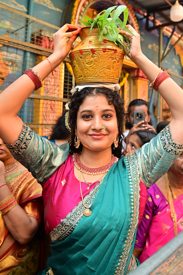 Secunderabad_20Ujjaini_20Mahankali_20Bonalu_20Photos_20_288_29.jpg 36