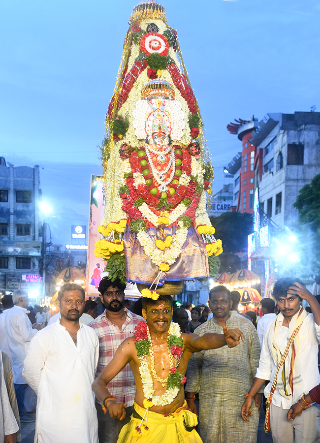 Ashadam_20Bonalu_202026_20Festival_20in_20Hyderabad_20Photos__20_2815_29.jpg 15