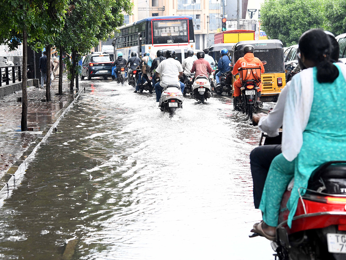 Heavy_20Rain_20Lashes_20Hyderabad_20Photos__20_2810_29.jpg 10