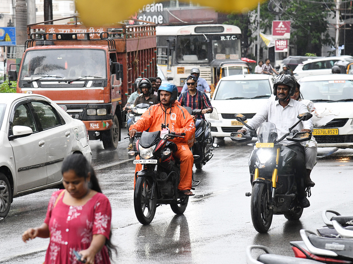 Heavy_20Rain_20Lashes_20Hyderabad_20Photos__20_2811_29.jpg 11