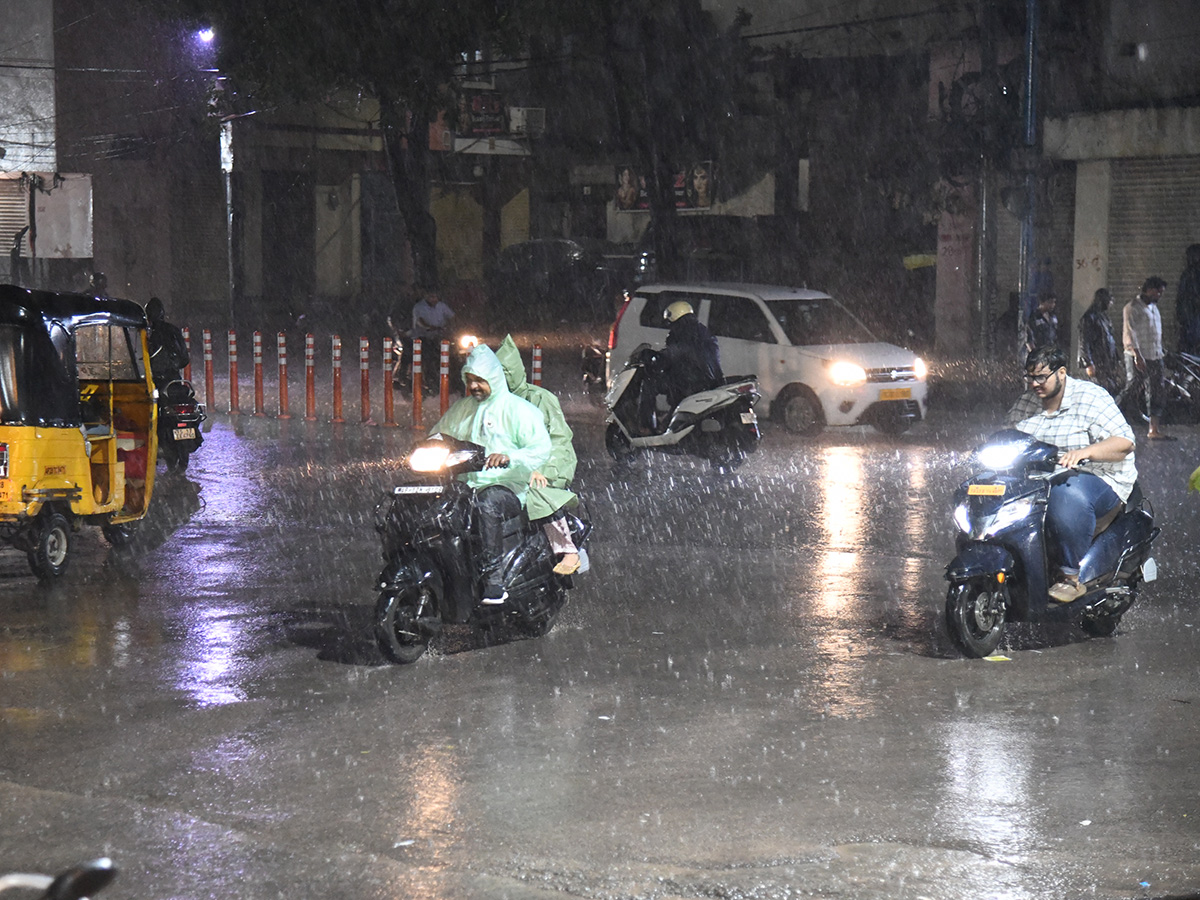 Heavy_20Rain_20Lashes_20Hyderabad_20Photos__20_2814_29.jpg 14