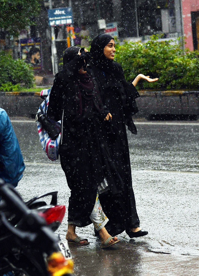 Heavy_20Rain_20Lashes_20Hyderabad_20Photos__20_2816_29.jpg 16